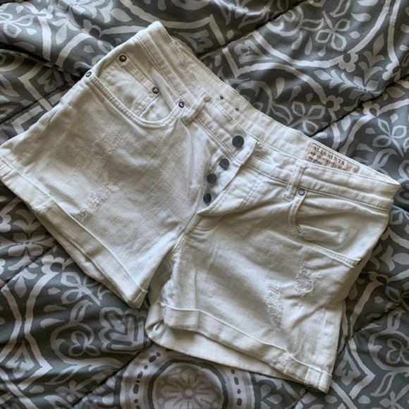 Short En Jean Blanc Cute Taille 3 - Marque Reign Avec Trois Boutons - Neuf Avec Étiquettes
